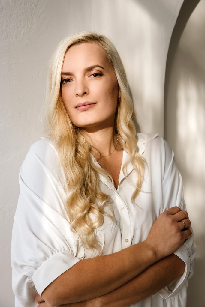 sesja kobieca wrocław studio portret white